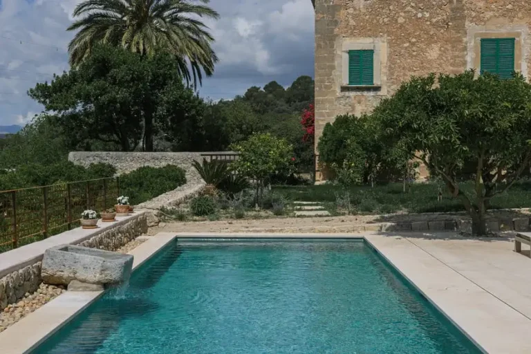 Piscina en Bunyola: Un Oasis de Elegancia y Confort