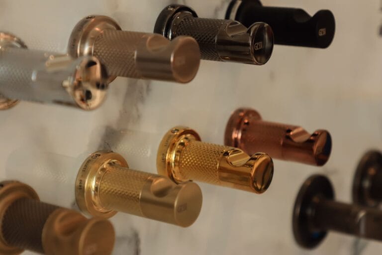 ¿Cómo elegir el material de una grifería de diseño para baño?